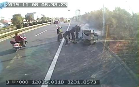 電瓶三輪車起火  公交司乘施援手